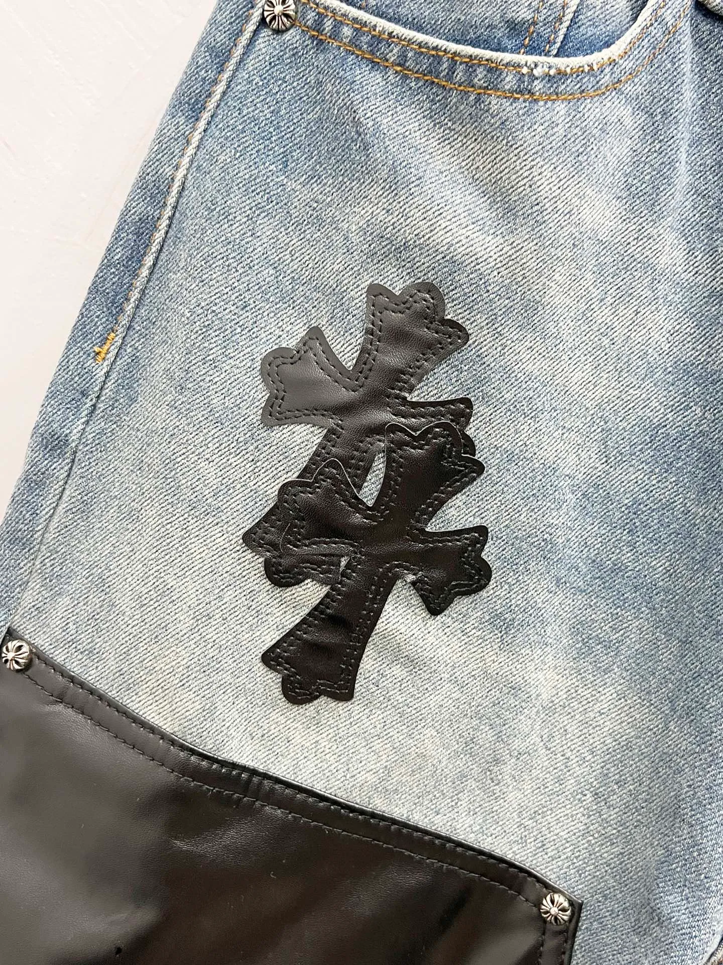 P260 Style number: [M936] Chrome hearts & Chrome hearts 25ss black leather cross patch leather jeans Chrome hearts’ logging pants are here! ! ! CH Croix Heart Double Knee Cross Patch Leather Bo1 Style Logging Pants Straight-leg Work Pants B136 Croix Heart Cross Sanskrit Overalls Price 24W Level, patchwork cross pattern embellishment, high-waisted washed jeans! ! Absolutely high-end luxury products, 1.9W level god-level single products, super popular products, made by top heavy industry, not to be missed. About Zangyin, this is an extremely luxurious fashion brand, which can also be called the nobles of the high street. It has always been an exclusive brand of some hipsters or rich second generation. Compared with ordinary high streets, it is more luxurious and noble. Compared with luxury brands, it has a more fashionable personality and has always been a brand that I have a special liking for. Imported yarn is custom-woven into a high-density twill canvas, which ensures a crisp silhouette while also making the fabric feel very delicate. It follows the B01 classic silhouette, with a crisp and stylish upper body. The ready-made garments are stone-ground and fermented and can be matched with any style. Buttons and zinc brushing are washed with genuine YKK retro metal products. Double-layered canvas on the front. Perfect details. All hardware is perfect. Size: 30-32-34-36 Color: blue pants and black leather